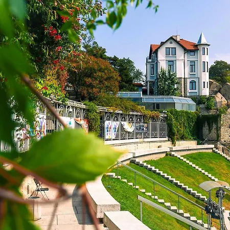 1br With A Free Designated Parking Space